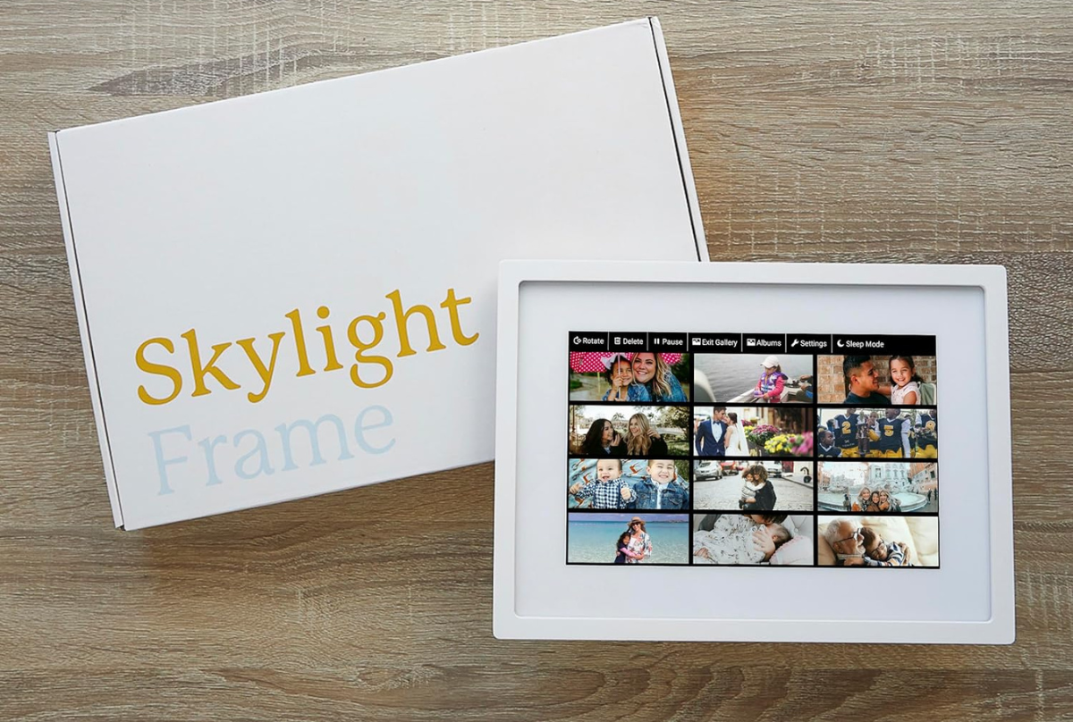 digital picture frame flat lay 