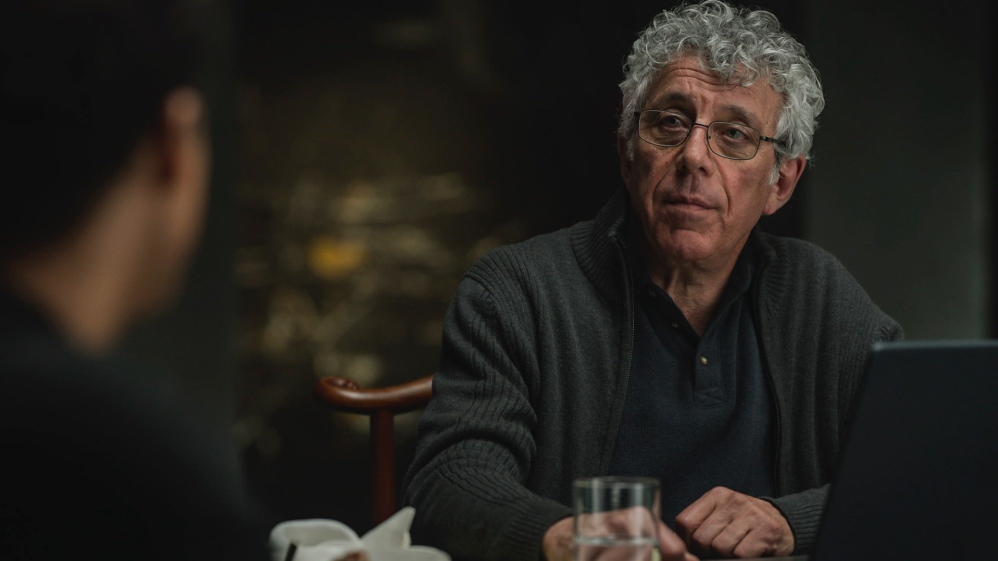 Eric Bogosian plays human journalist, Daniel Molloy. 