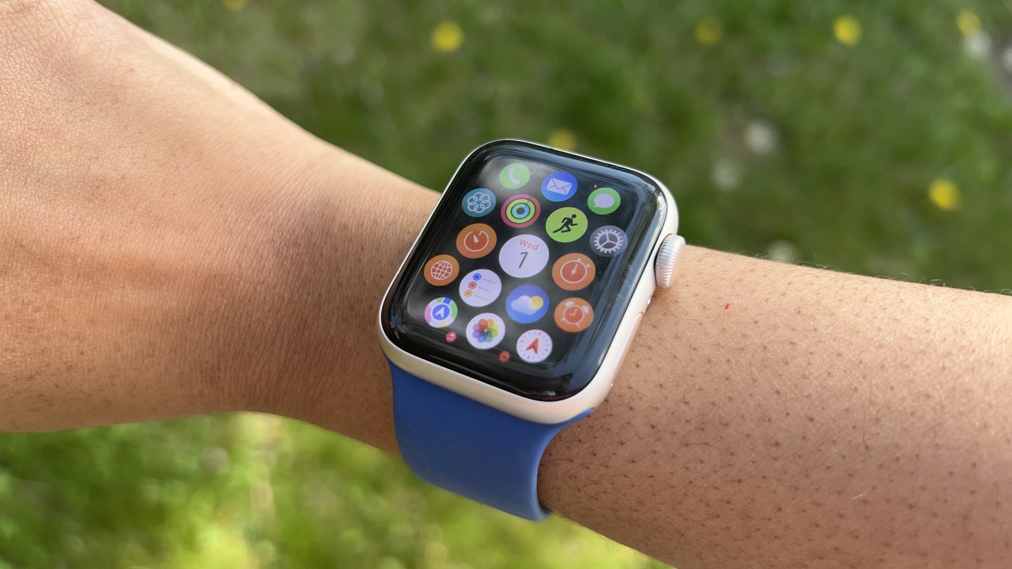 Apple Watch SE 2 on a woman's wrist
