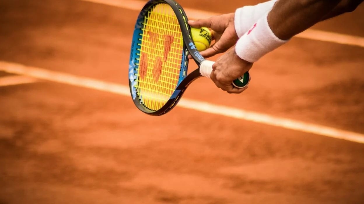 A tennis player about to serve