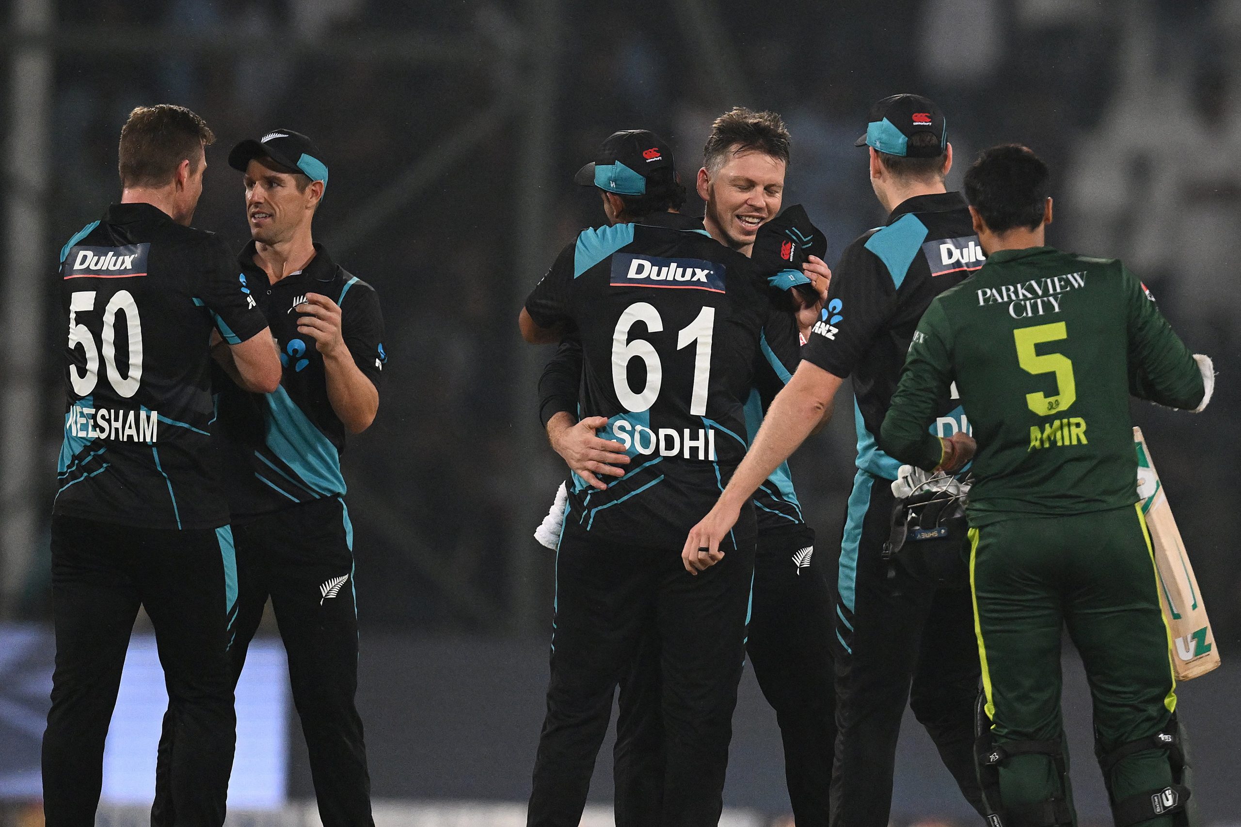 New Zealand's captain Michael Bracewell celebrating with teammates 