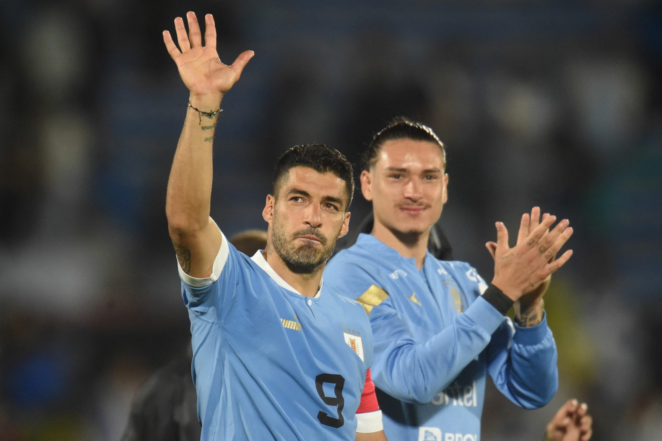 Suarez waving with Nunez