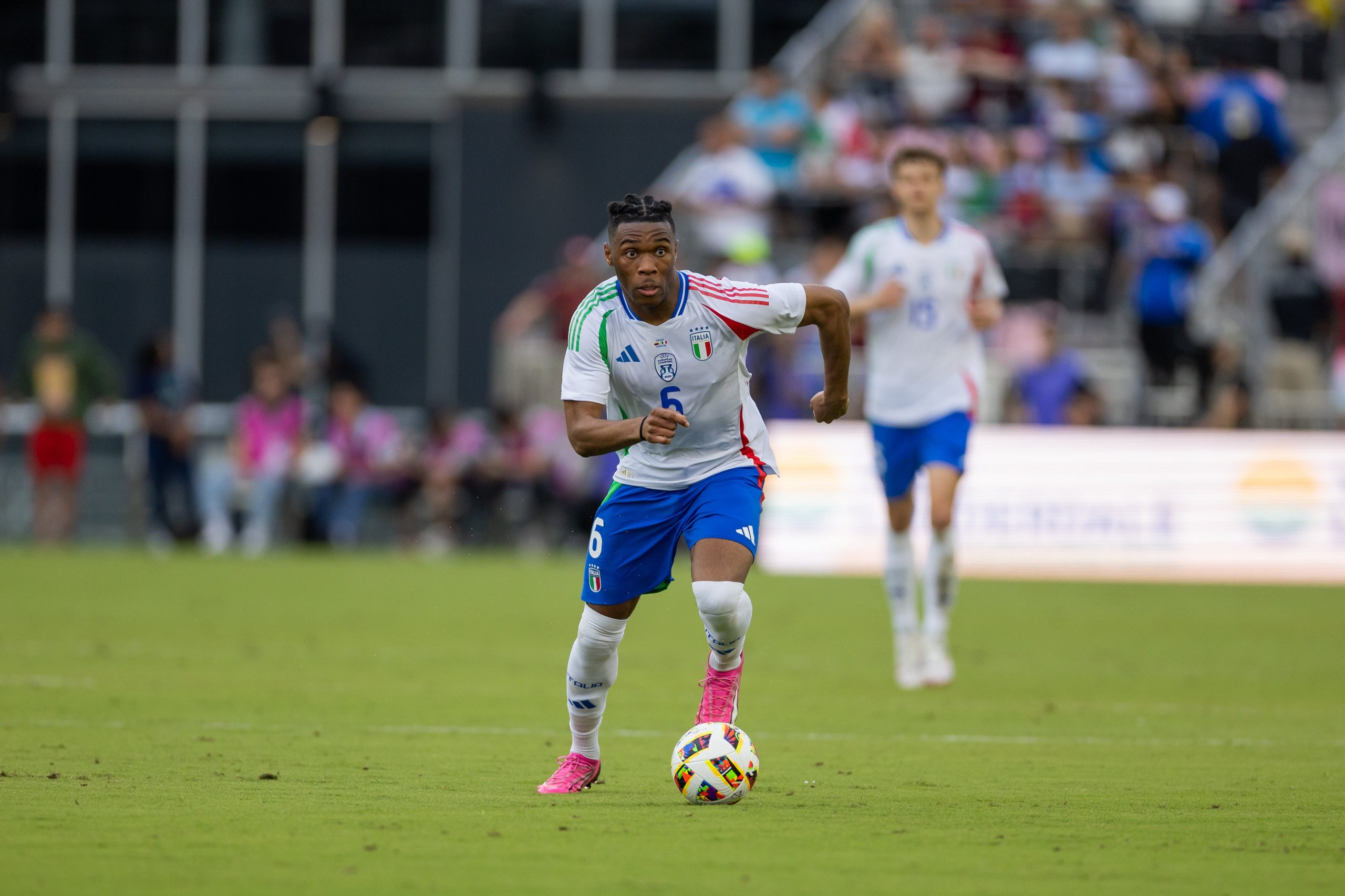 Destiny Udogie of Italy dribbles the ball