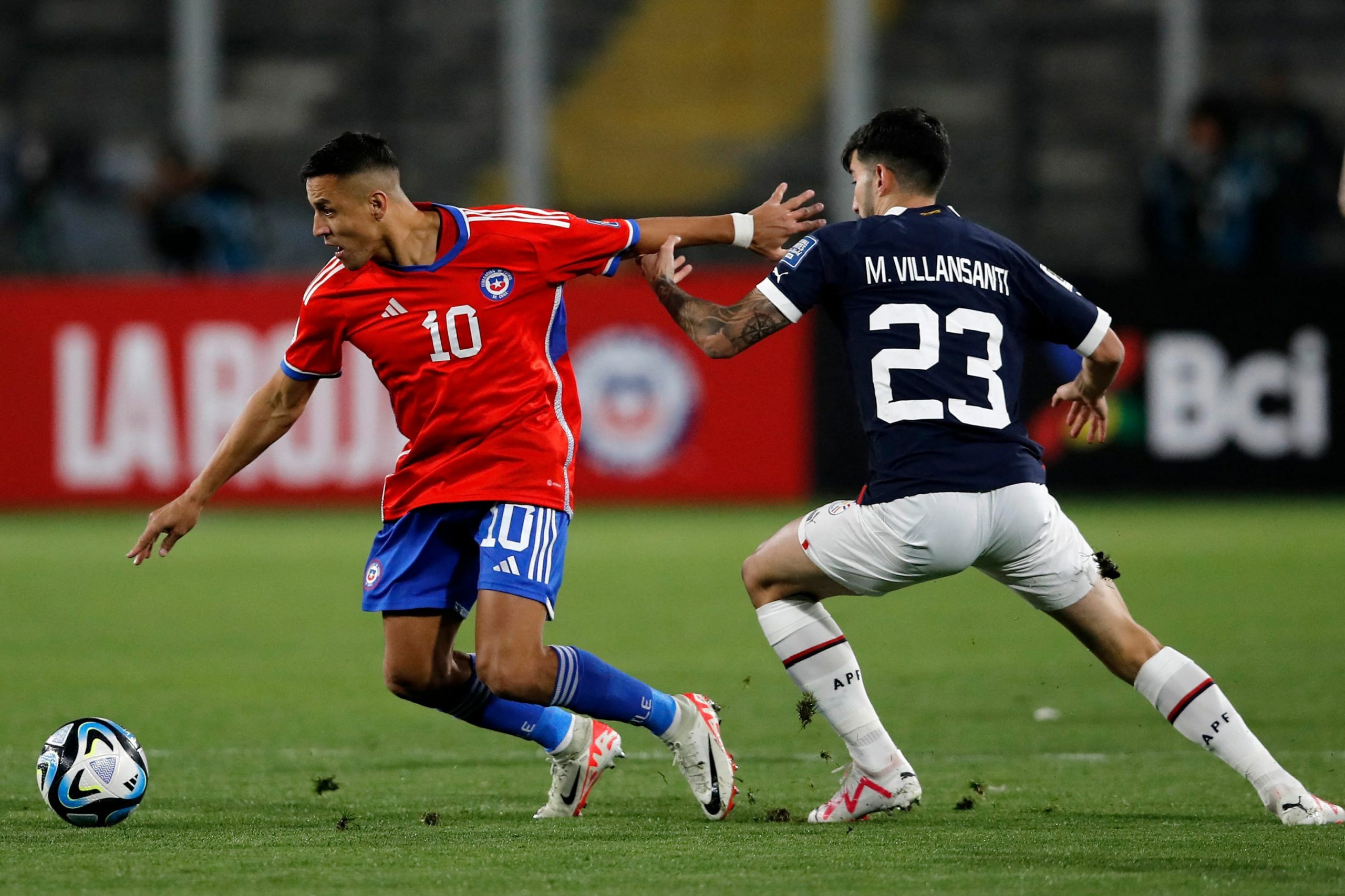 Alexis Sanchez chasing down the ball