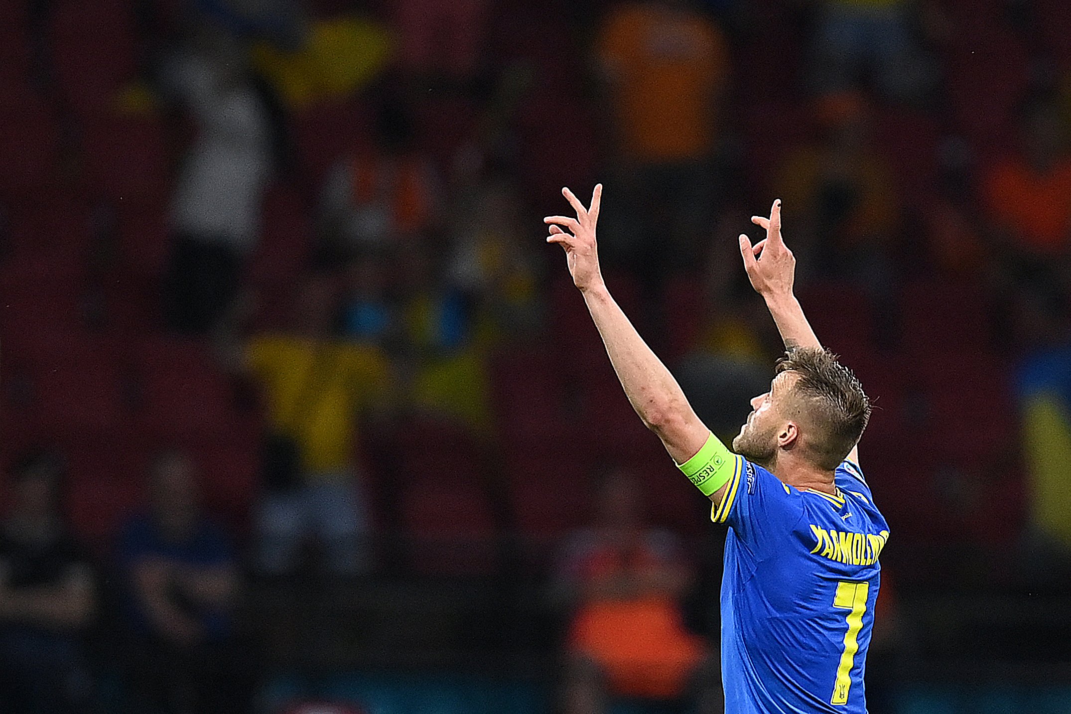 Yarmolenko reaching to the sky