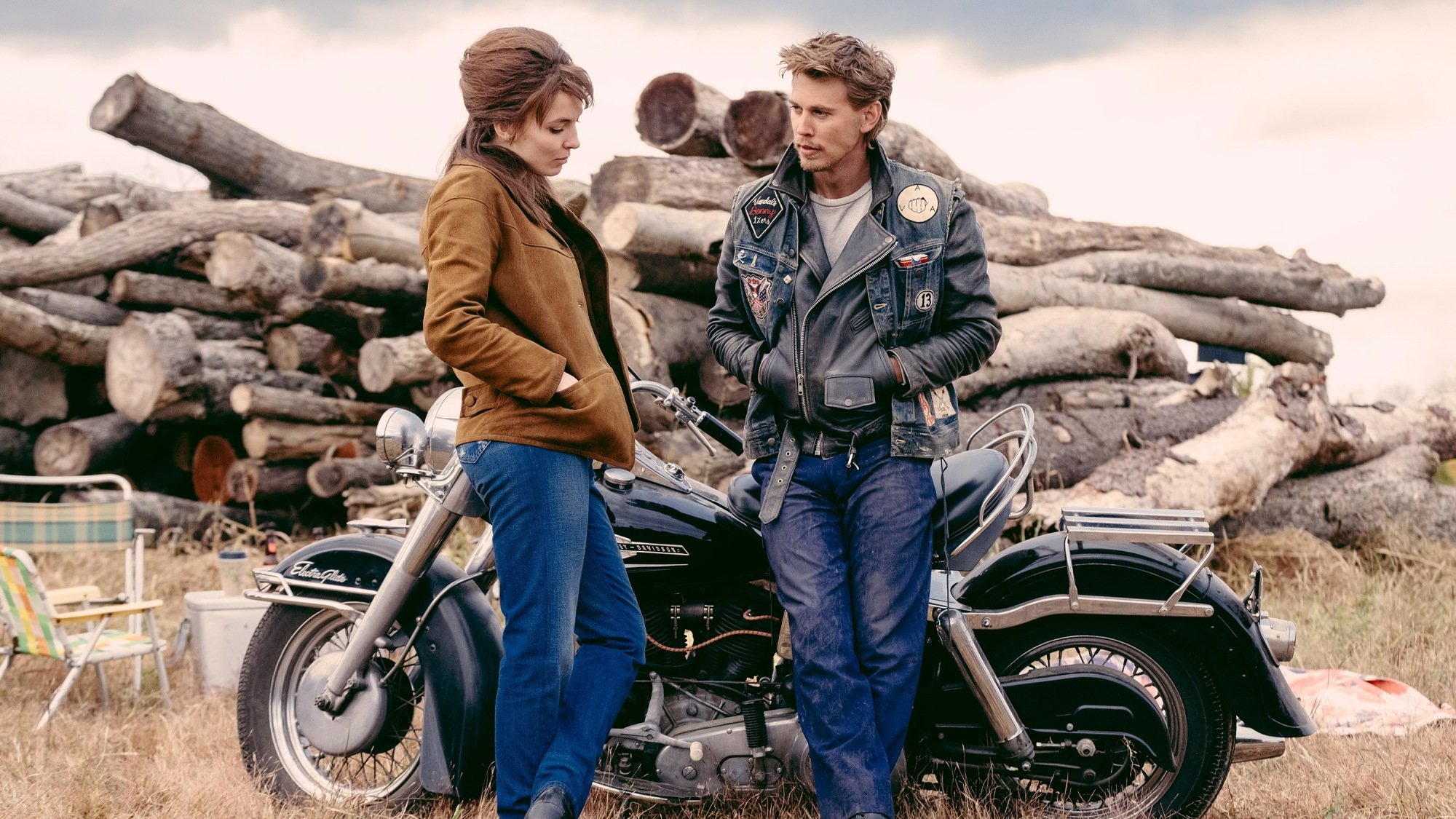 Jodie Comer and Austin Butler fall in love in "The Bikeriders." 