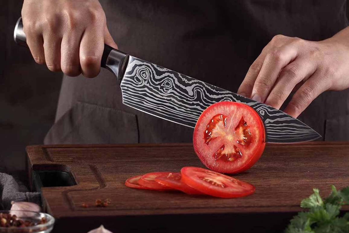 Person cutting a tomatoe