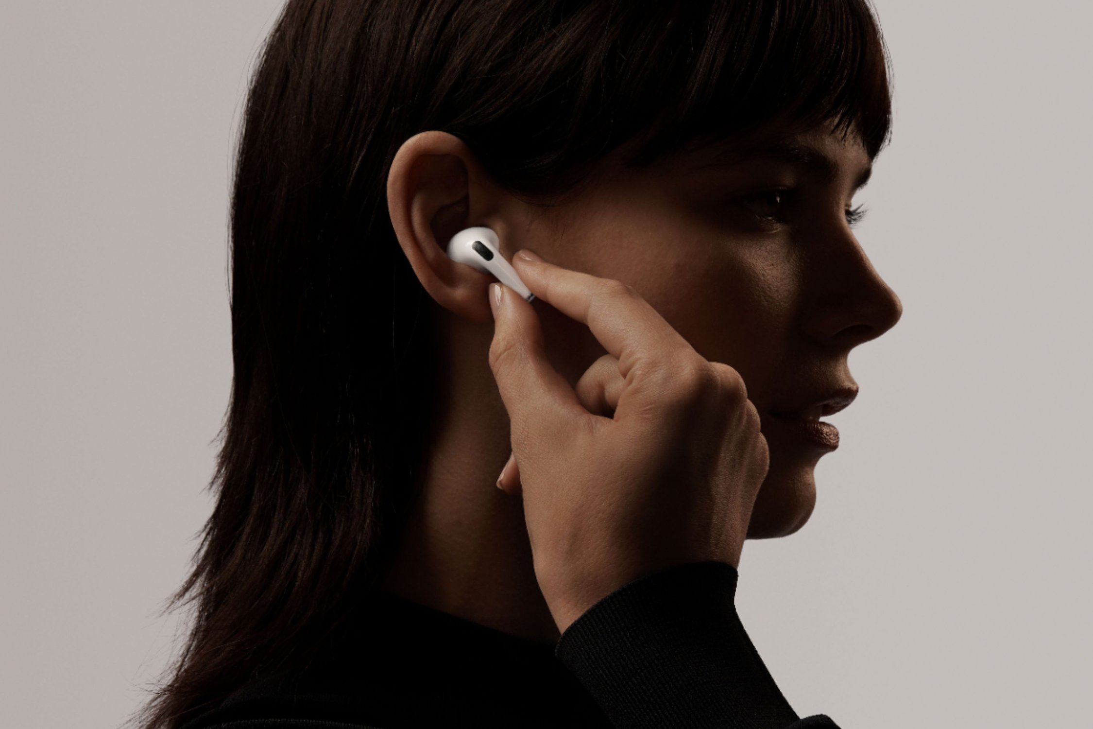 A person using airpods