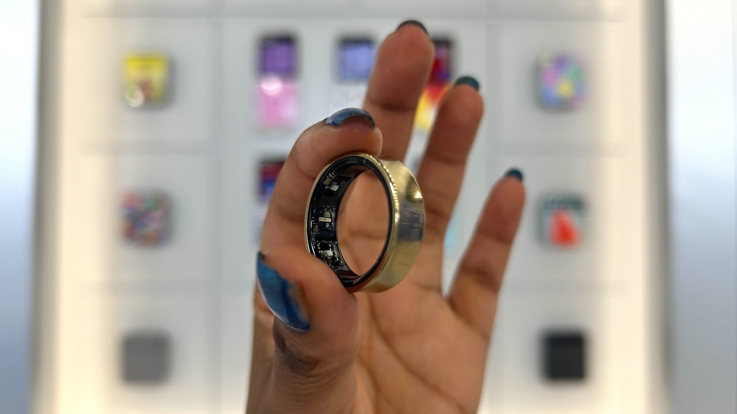 Woman holding the Samsung Galaxy Ring