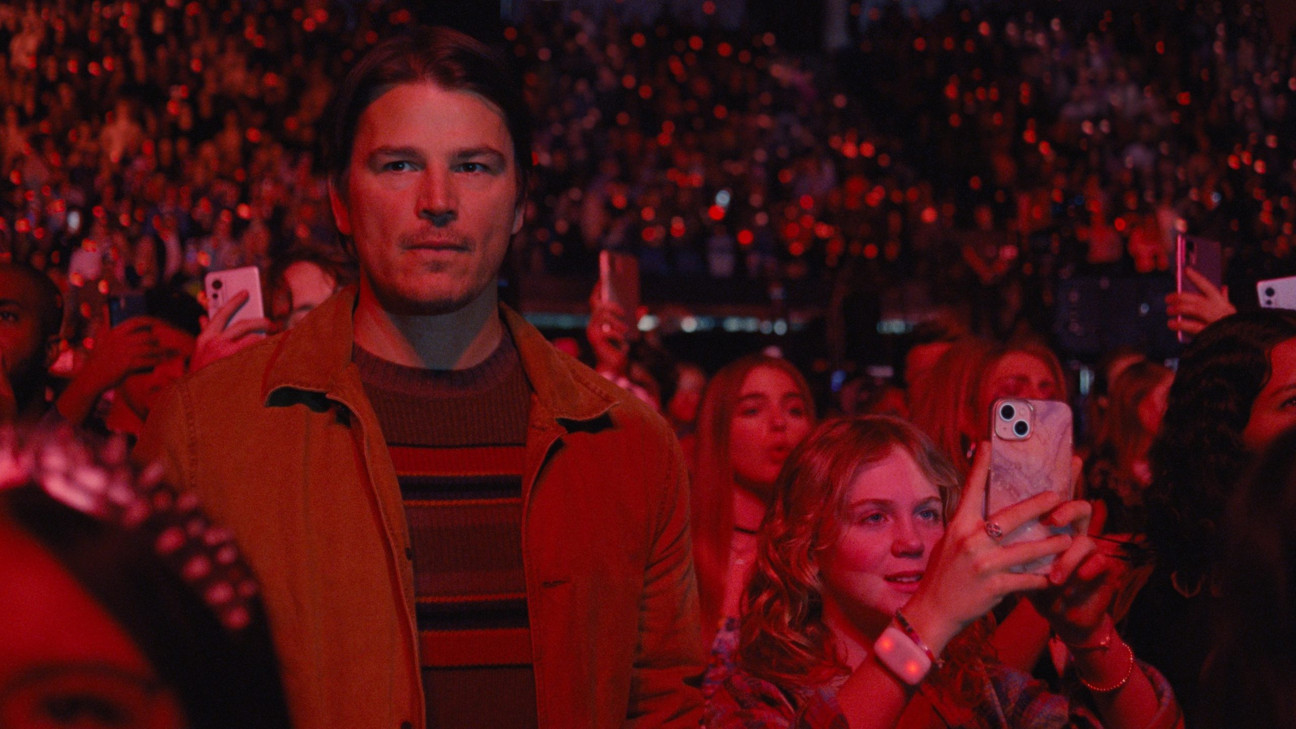 JOSH HARTNETT as Cooper and ARIEL DONOGHUE as Riley in Warner Bros. Pictures’ crime drama thriller “TRAP,” a Warner Bros. Pictures release.