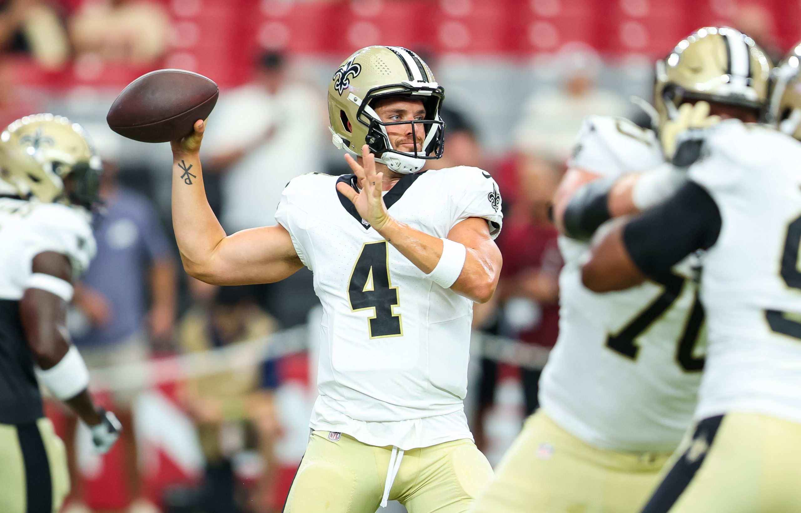 Derek Carr of the New Orleans Saints makes a pass