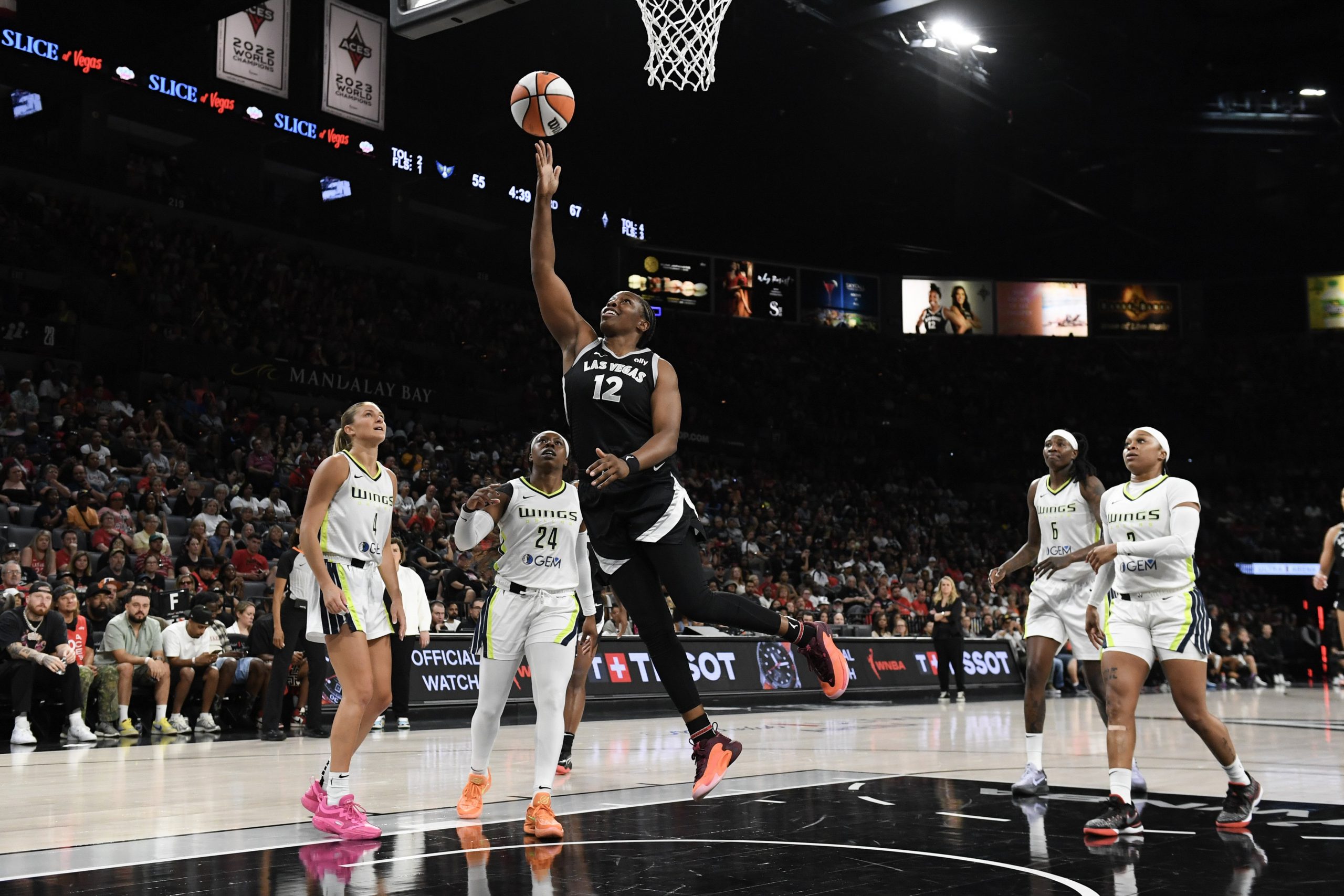  Chelsea Gray #12 of the Las Vegas Aces scores on the Dallas Wings