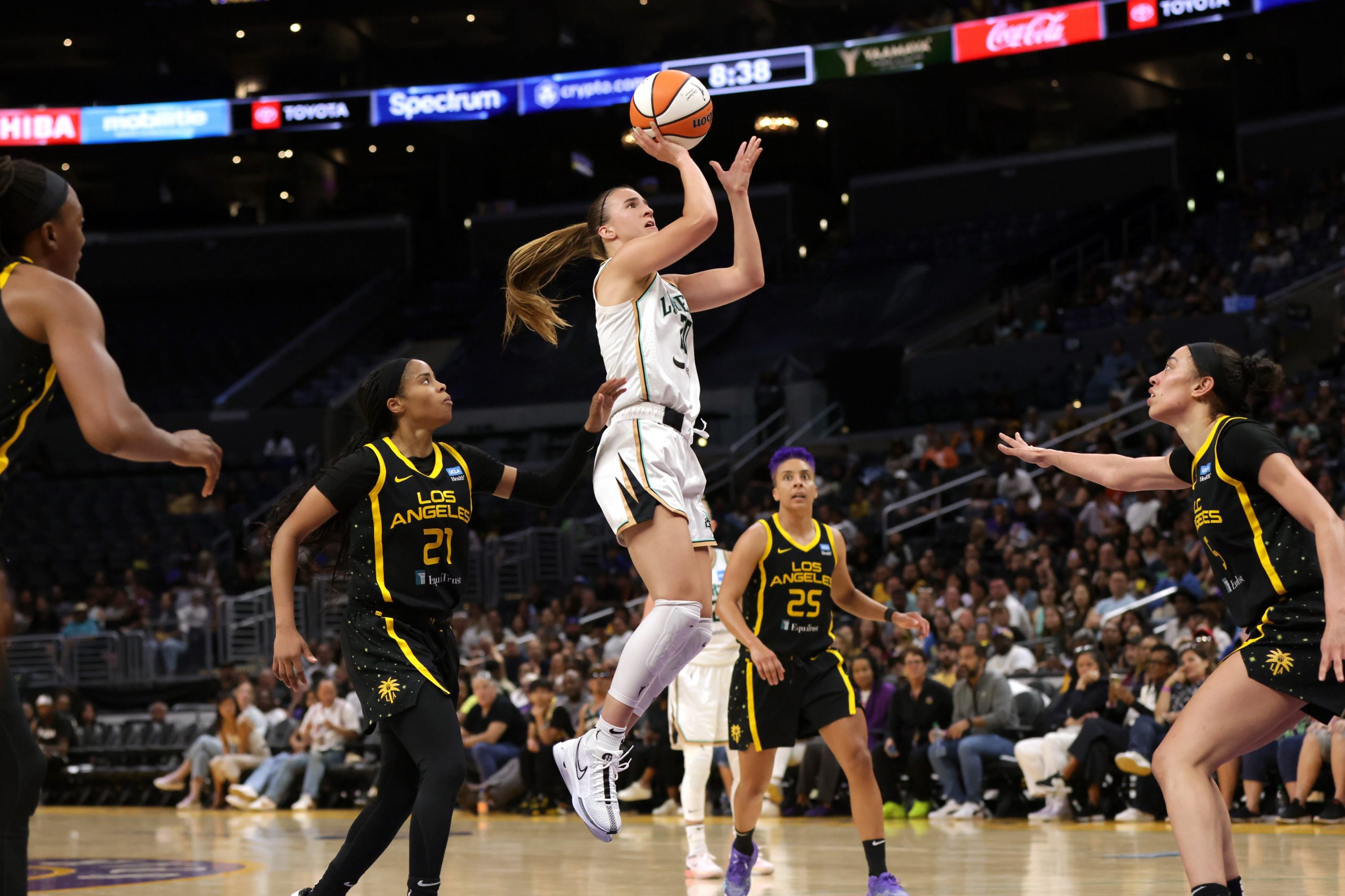 Sabrina Ionescu of the New York Liberty shoots 