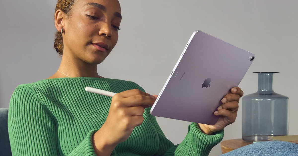 woman using the apple ipad air 