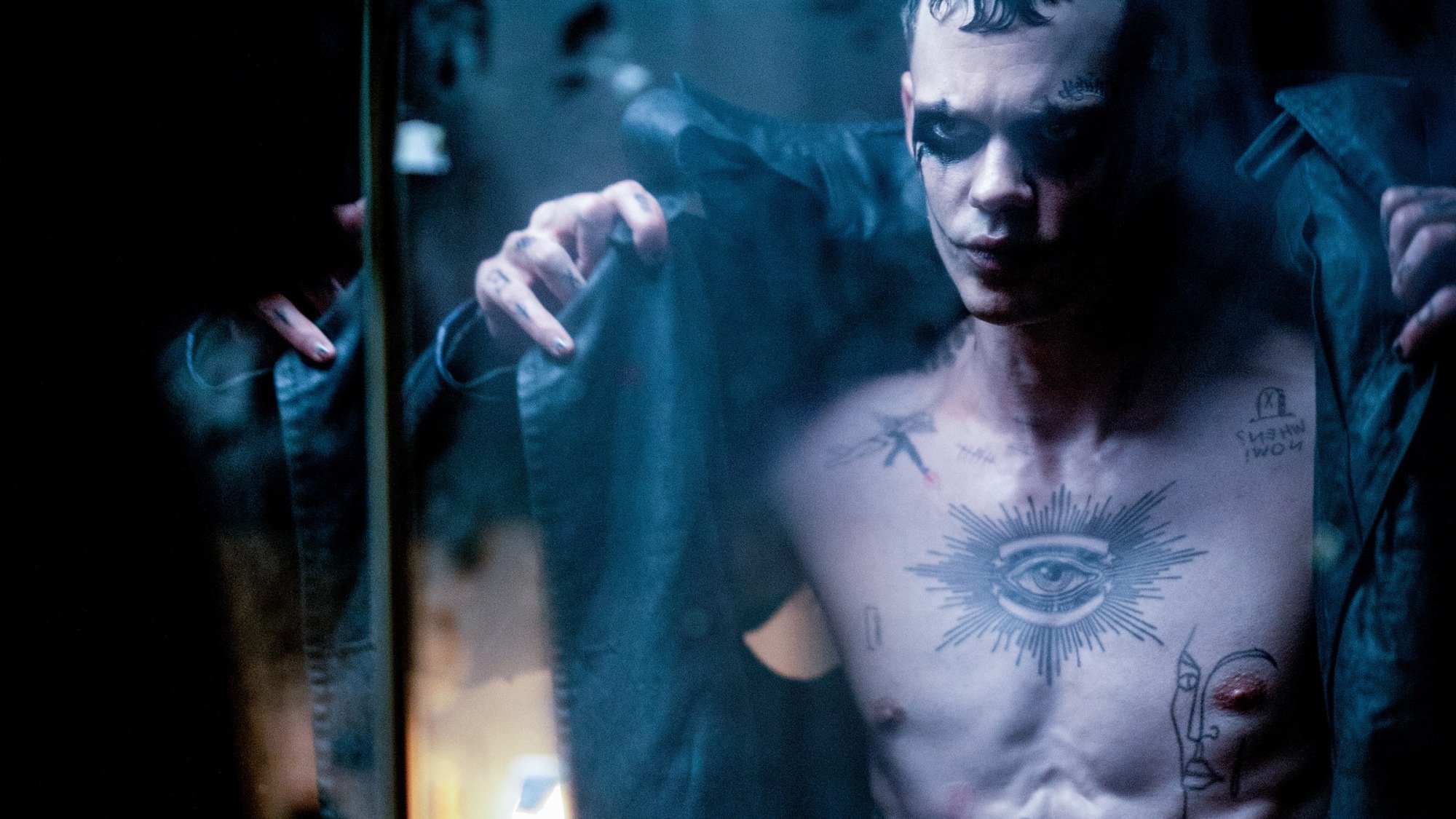 Bill Skarsgård poses in tattoos and goth make-up in "The Crow" (2024). 