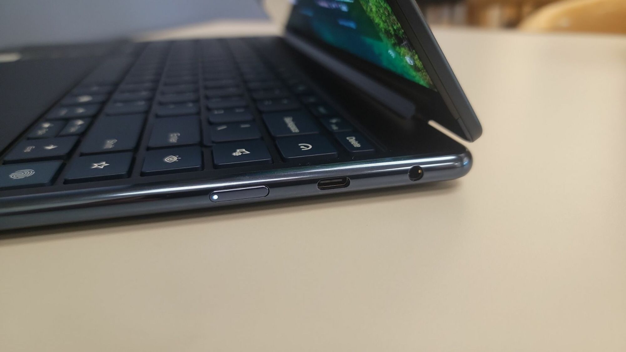 right side ports on lenovo yoga 9i 2-in-1 laptop