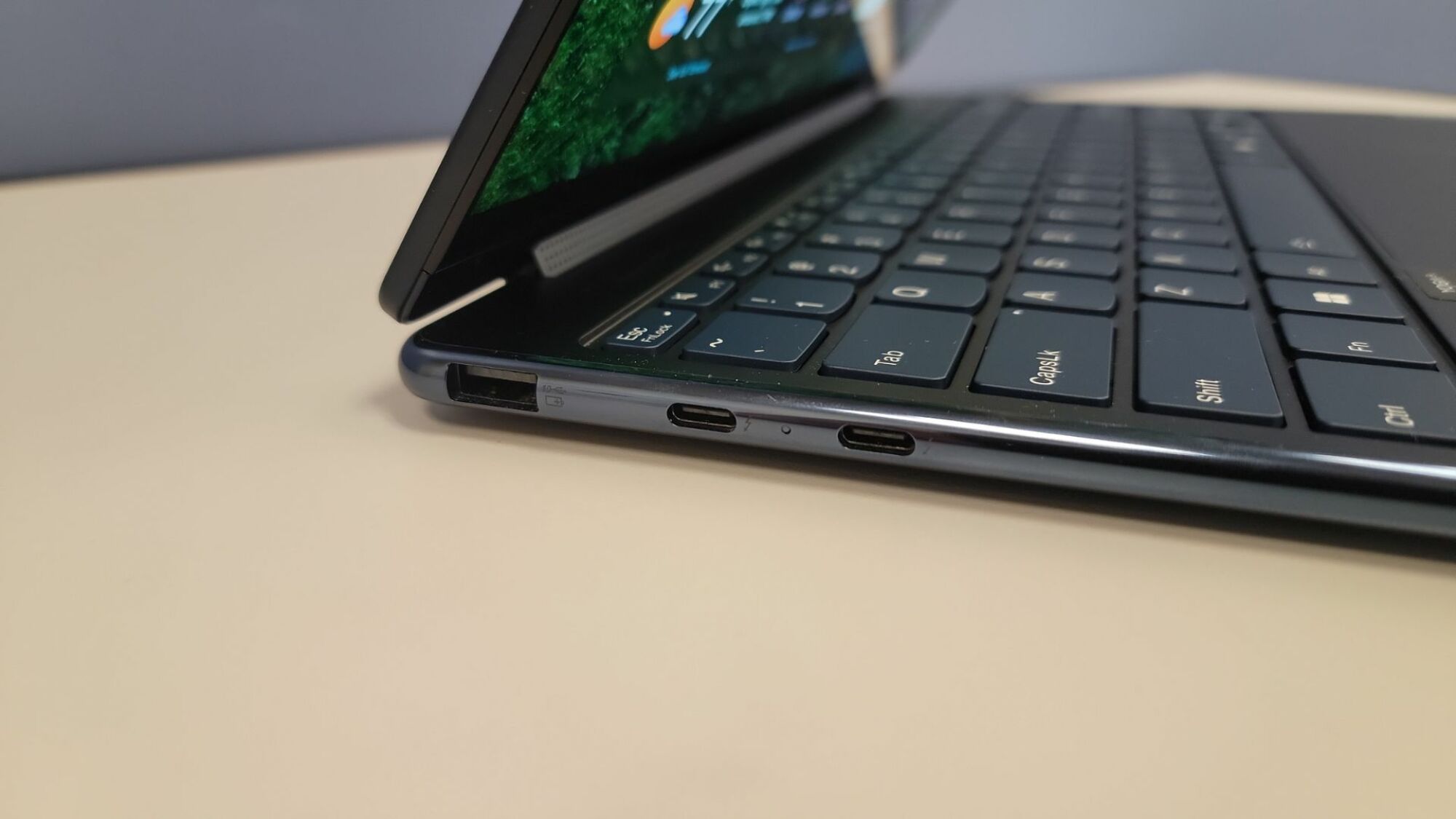 left side ports on lenovo yoga 9i 2-in-1 laptop