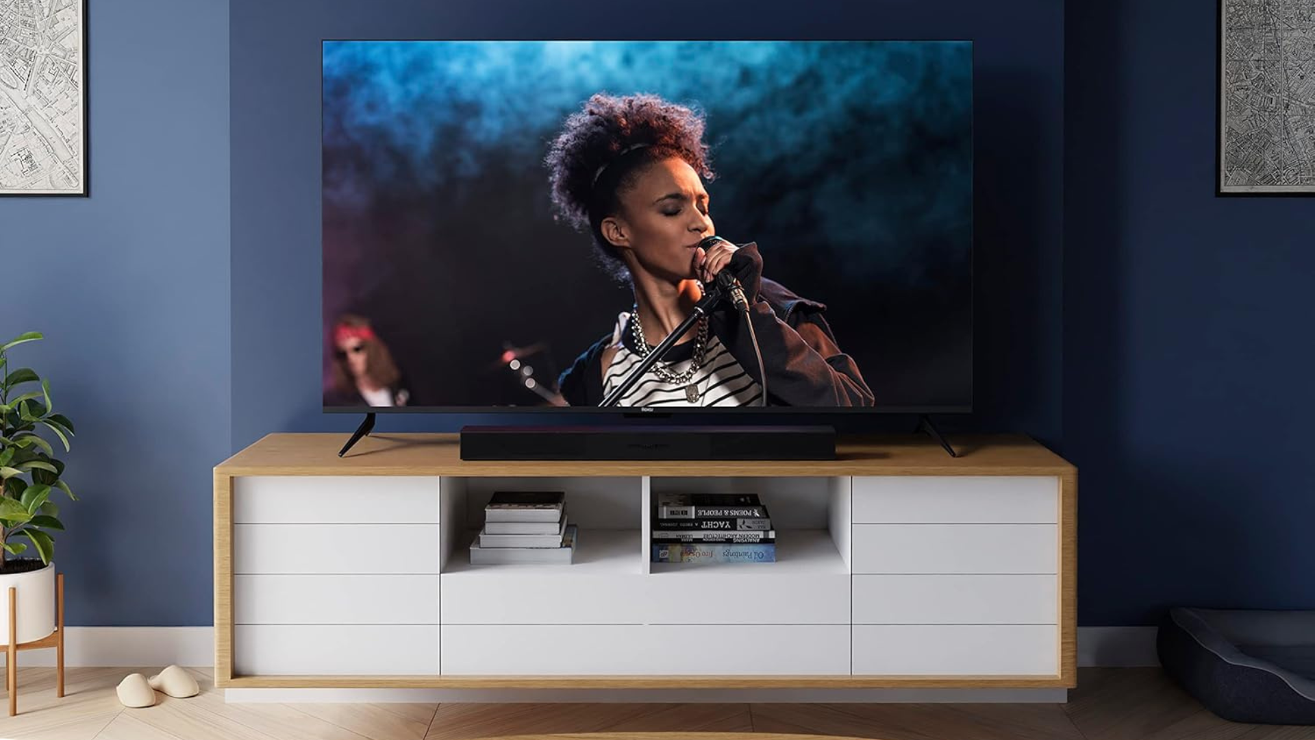 A TV with the Roku soundbar below it.