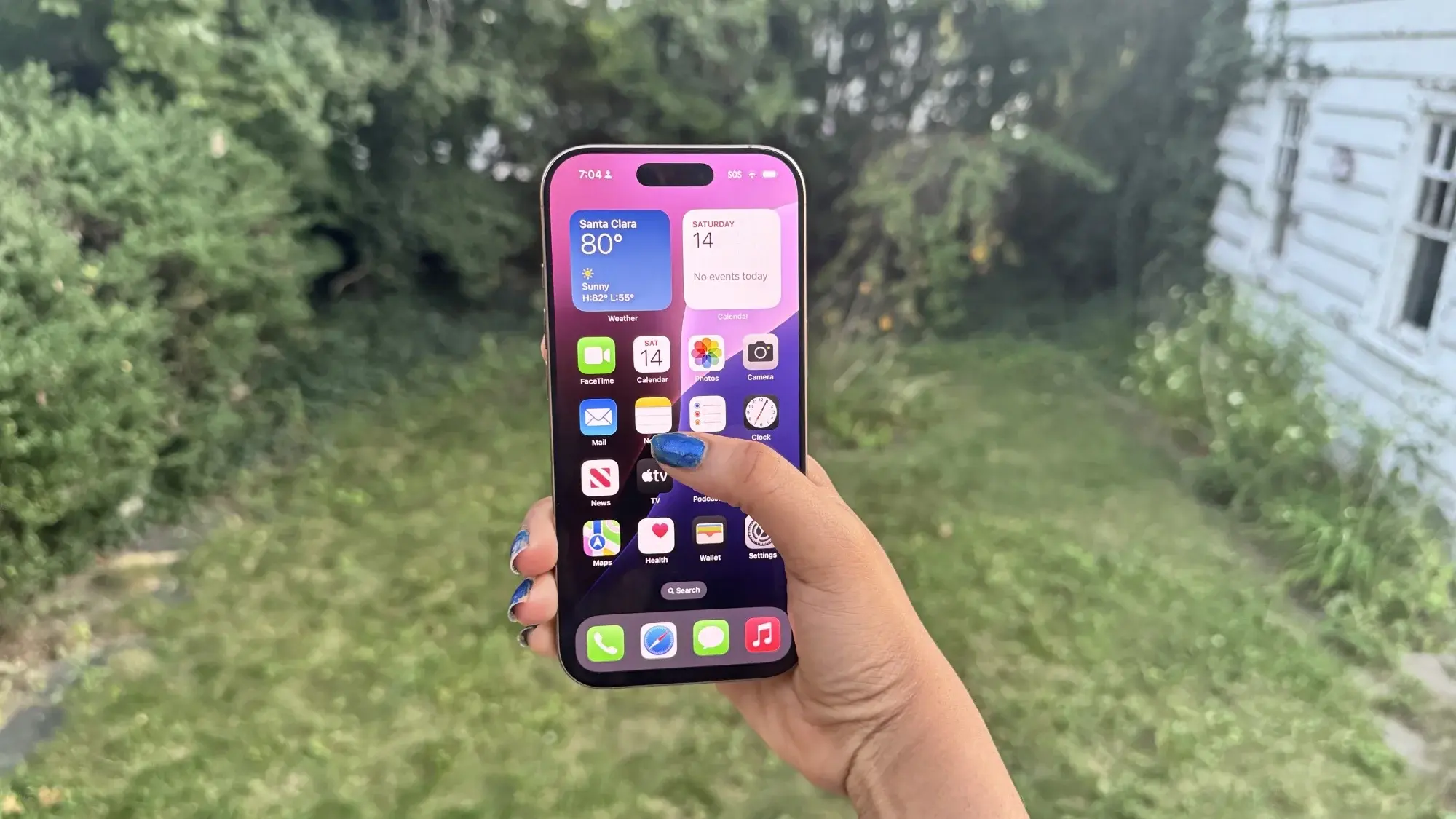 iPhone 16 Pro screen outdoors