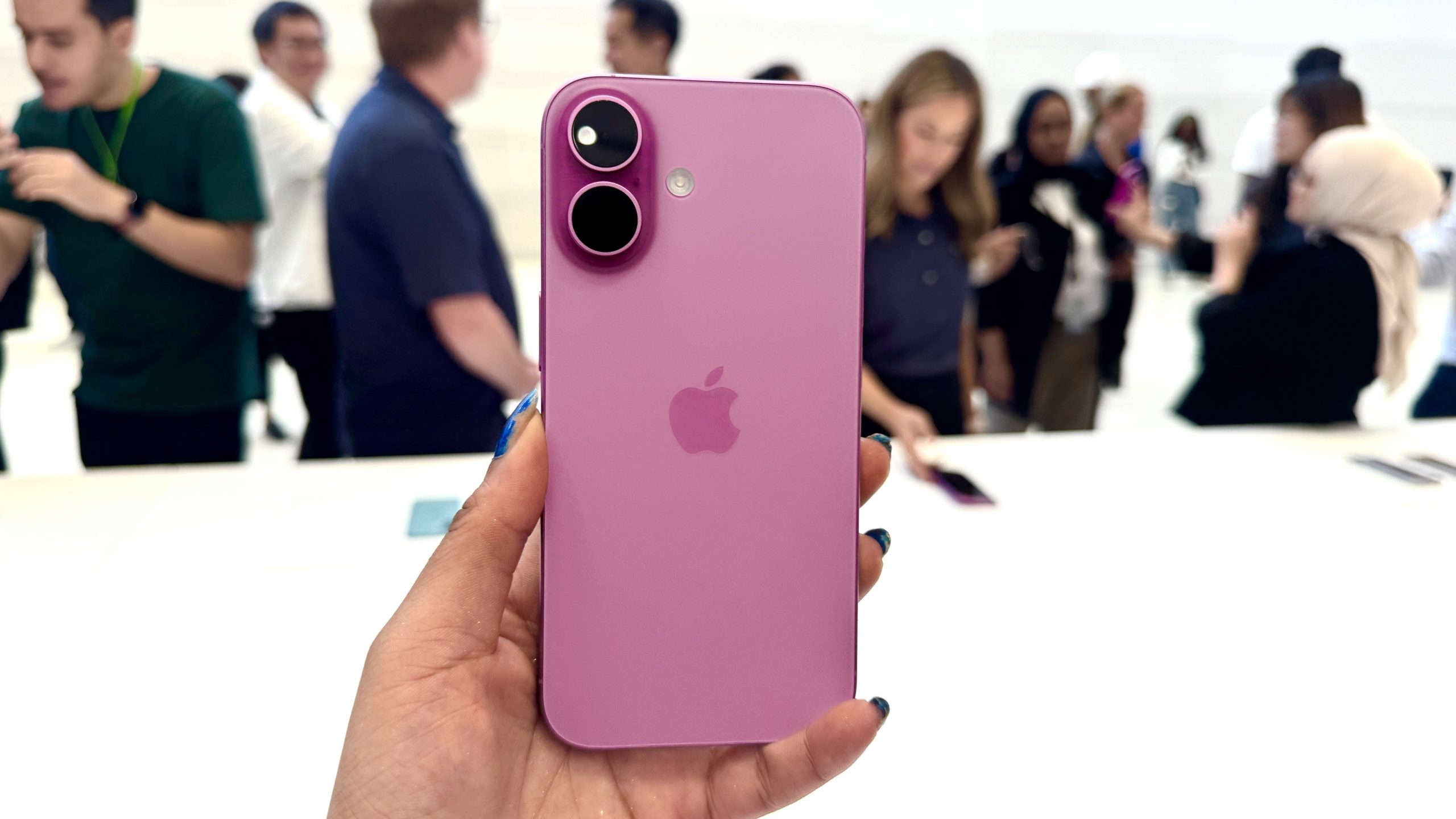 iPhone 16  in pink