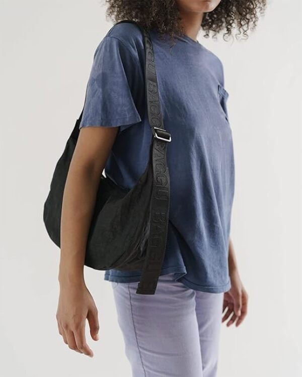 woman wearing baggu bag