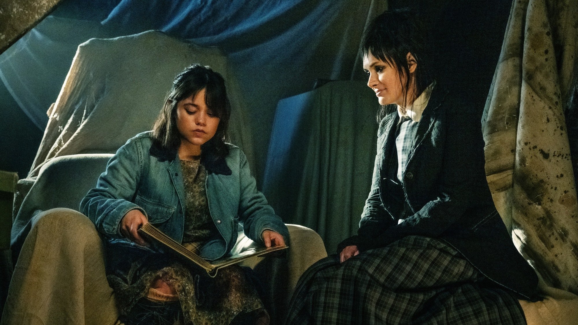 JENNA ORTEGA as Astrid and WINONA RYDER as Lydia in Warner Bros. Pictures’ comedy, “BEETLEJUICE BEETLEJUICE,” a Warner Bros. Pictures release.