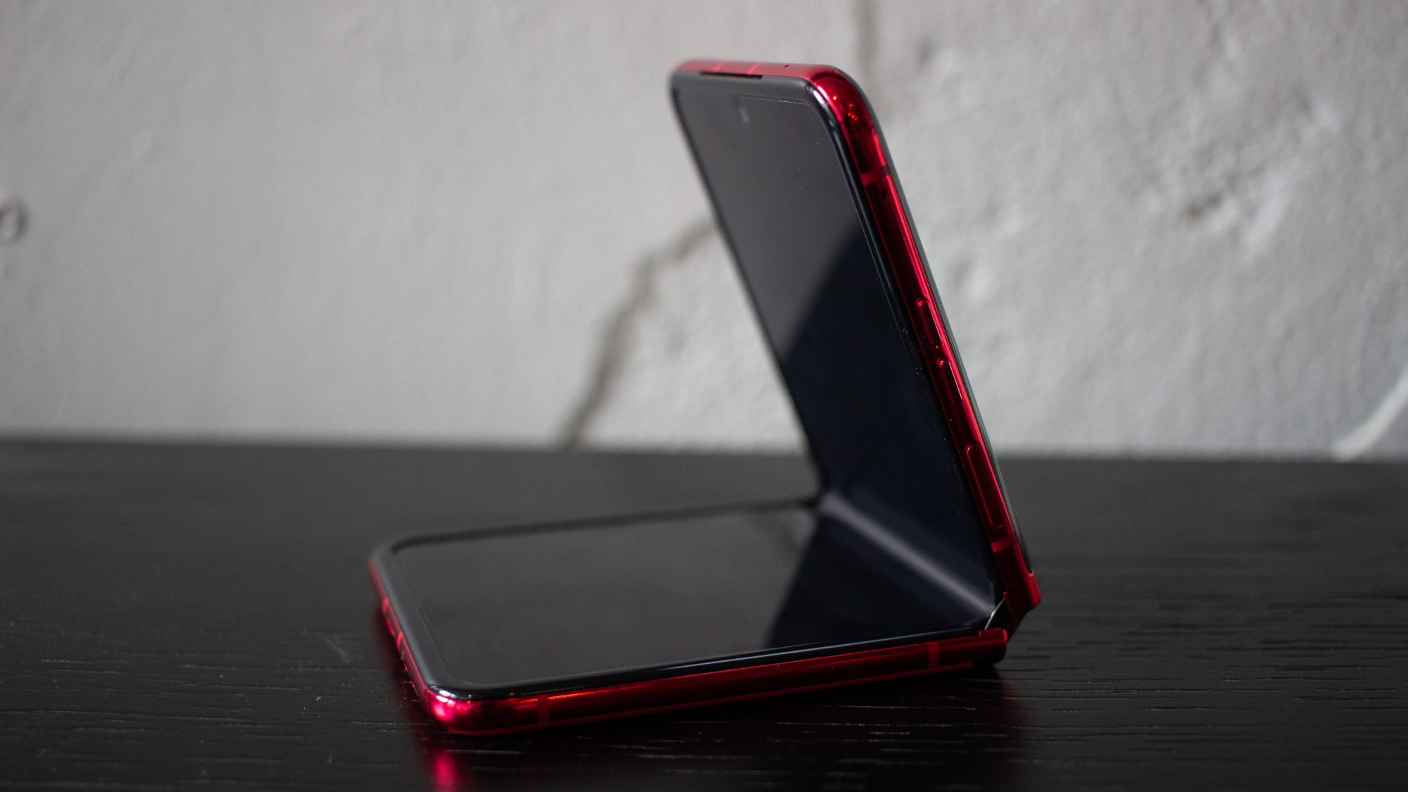 side view of folded razr+