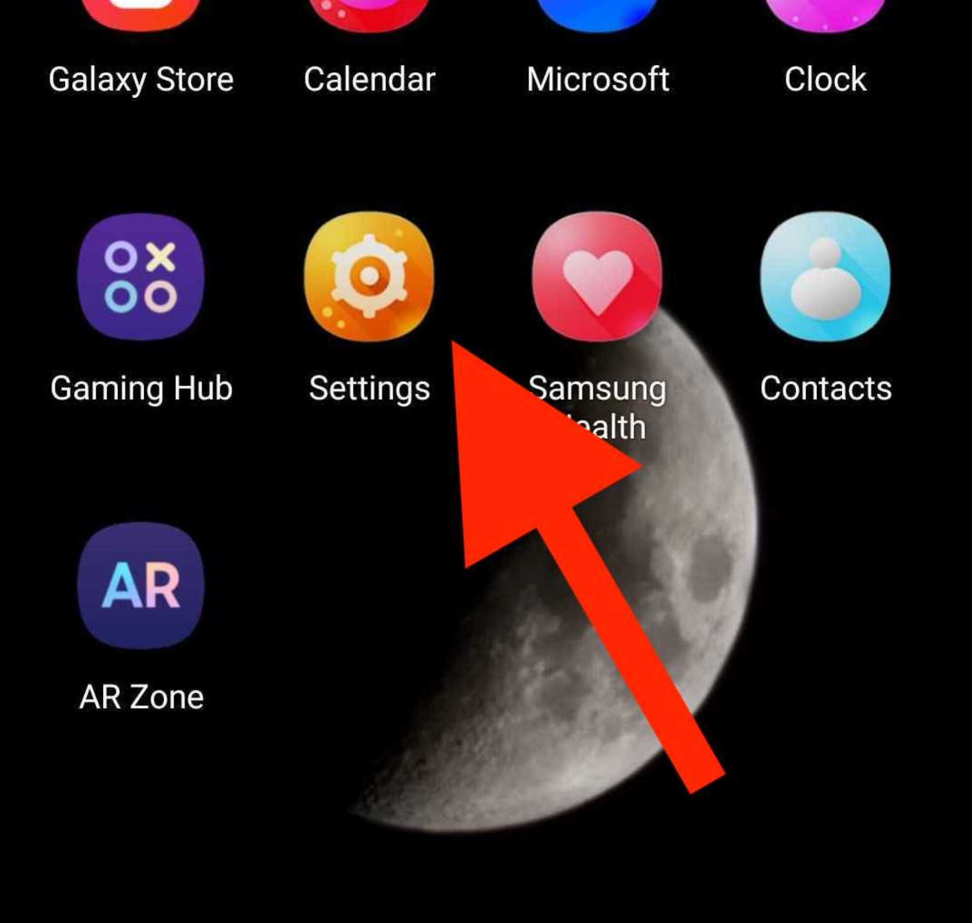 a Samsung mobile phone home screen with an arrow pointing to the 'Settings' icon 