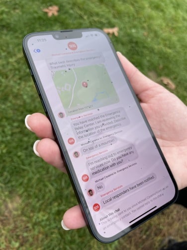 emergency sos via satellite sharing emergency services chat with emergency contacts on iPhone 14