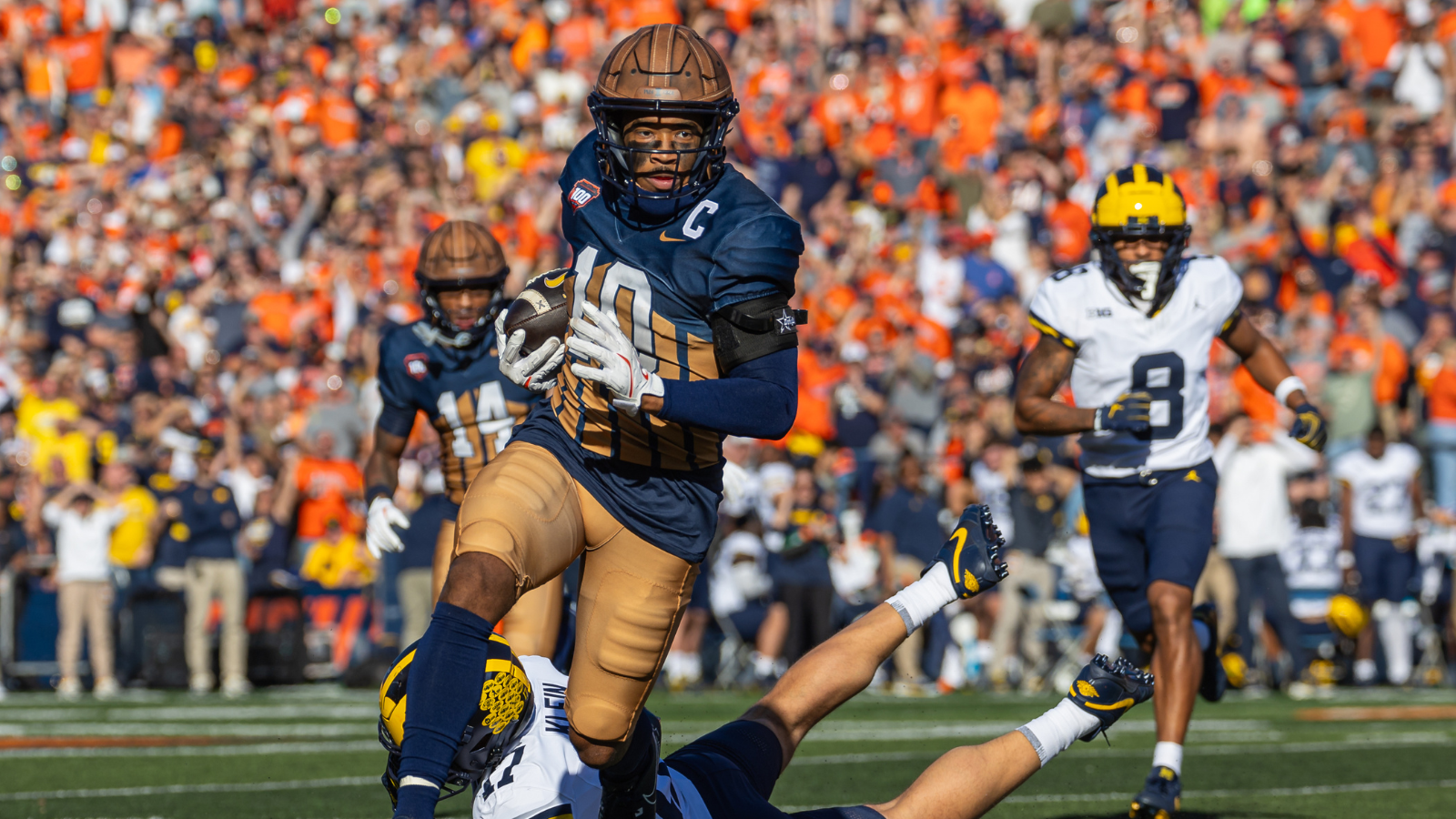 Miles Scott #10 of the Illinois Fighting Illini