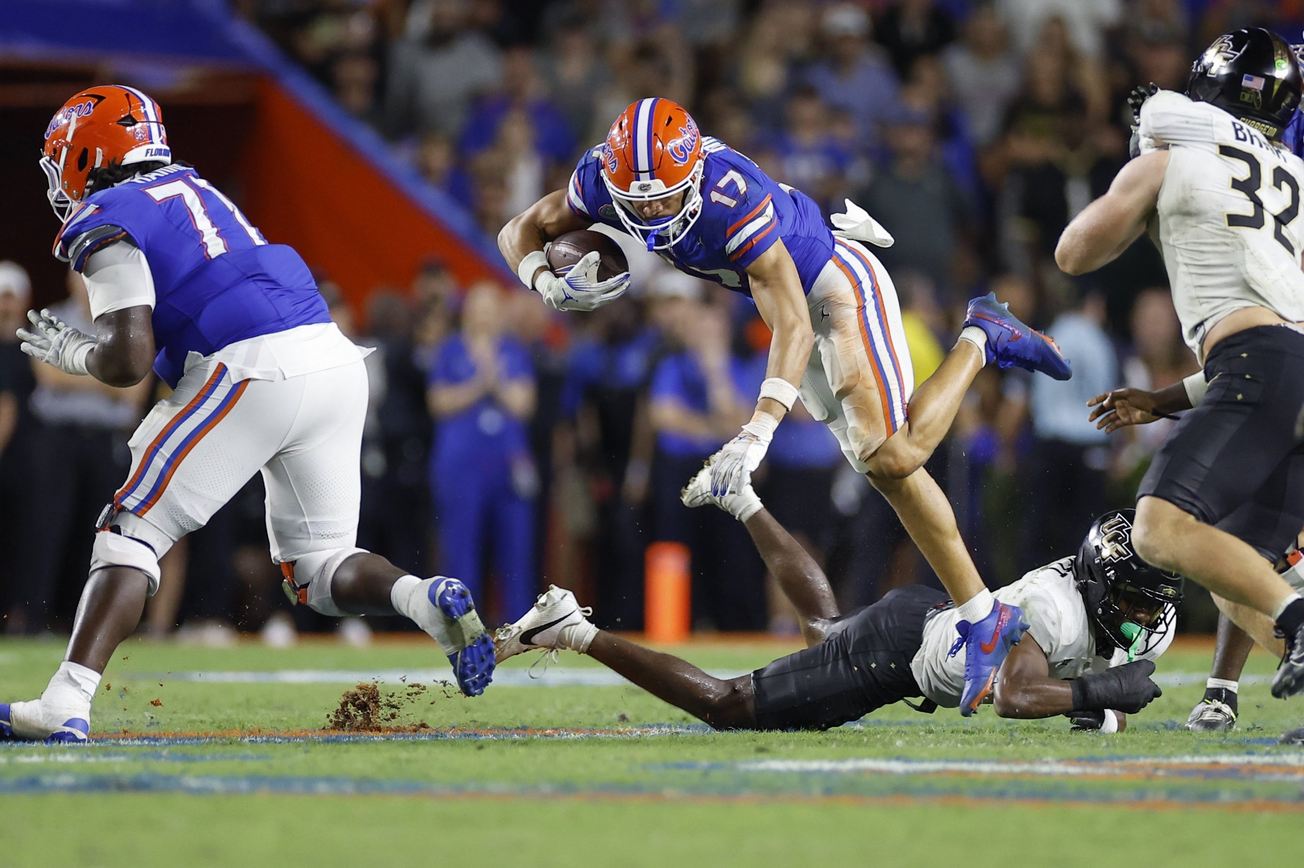 Florida Gators wide receiver Chimere Dike (17) runs with the ball 