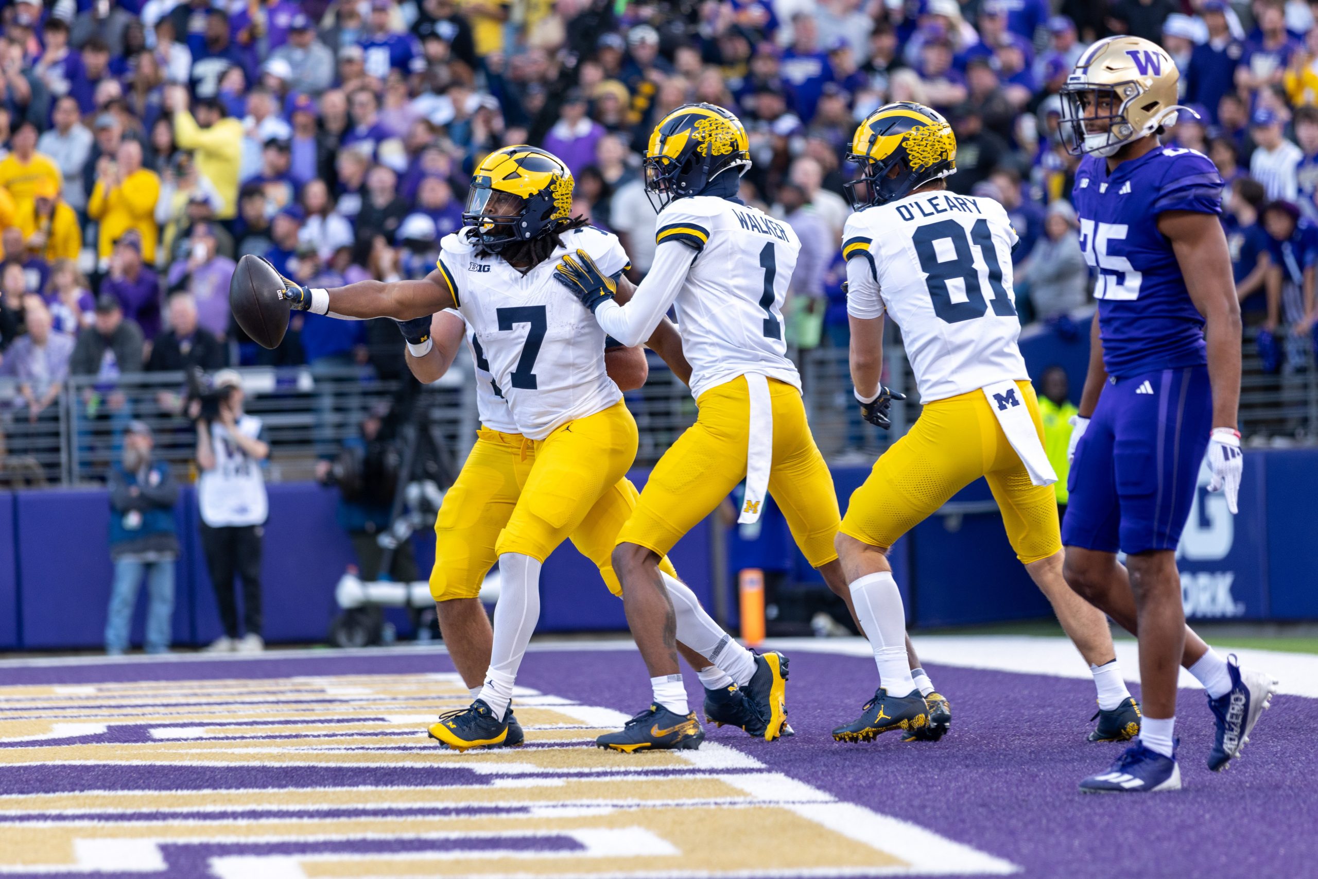 Running back Donovan Edwards #7 of the Michigan Wolverines