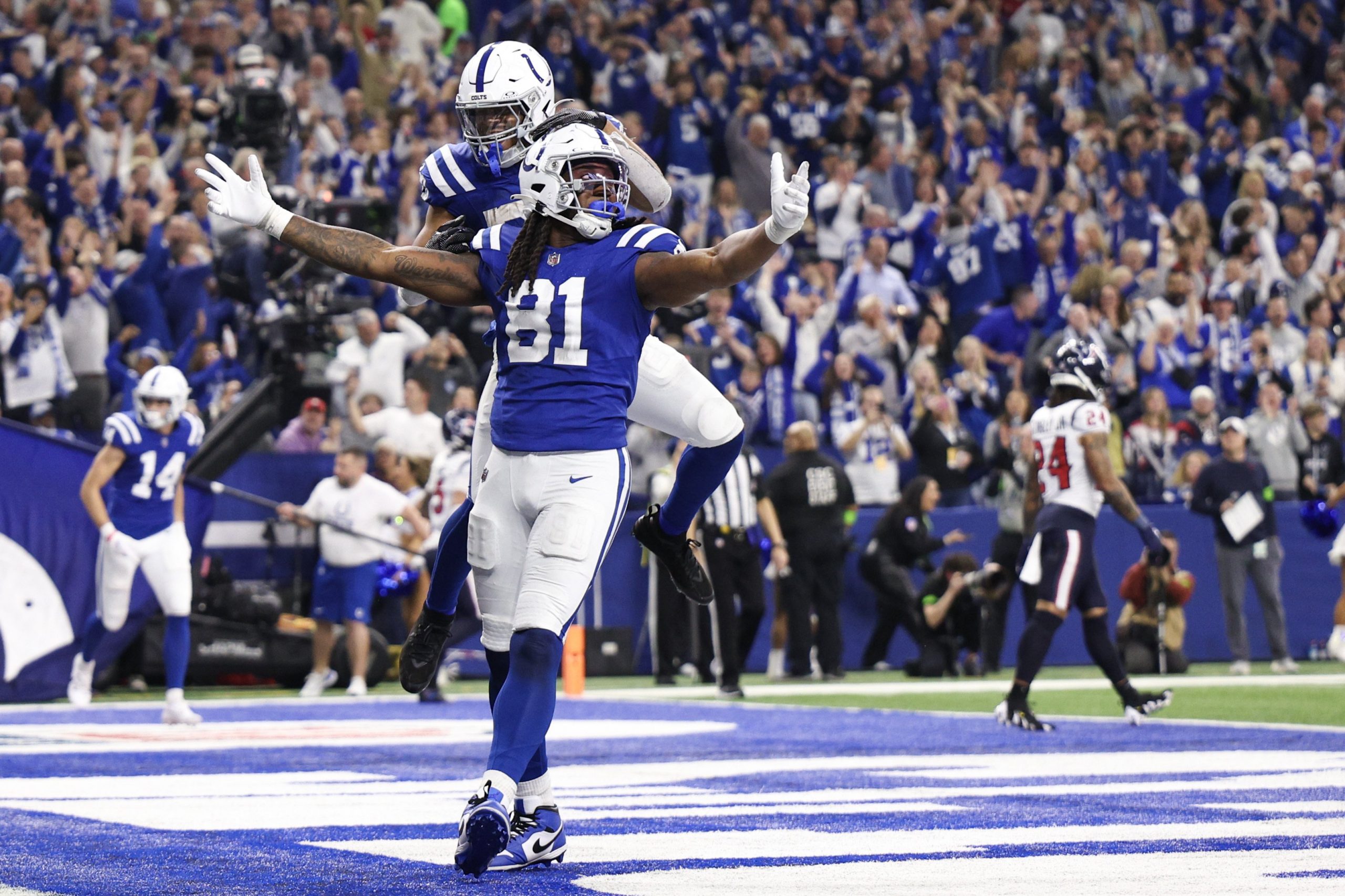 Mo Alie-Cox of the Indianapolis Colts celebrates