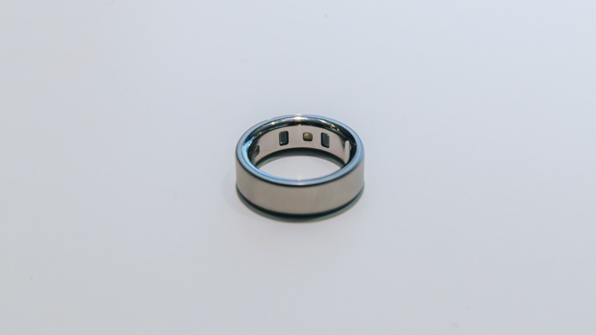 Oura Ring 4 on a white table