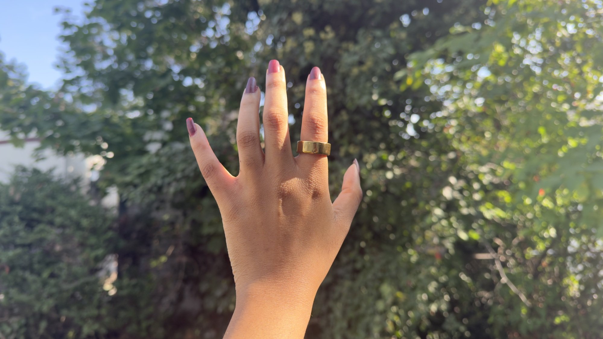 Oura Ring 4 on a woman's finger